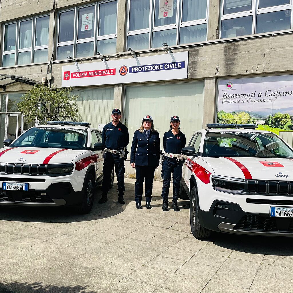 La comandante della Polizia Municipale, Debora Arrighi e due agenti con i due nuovi mezzi